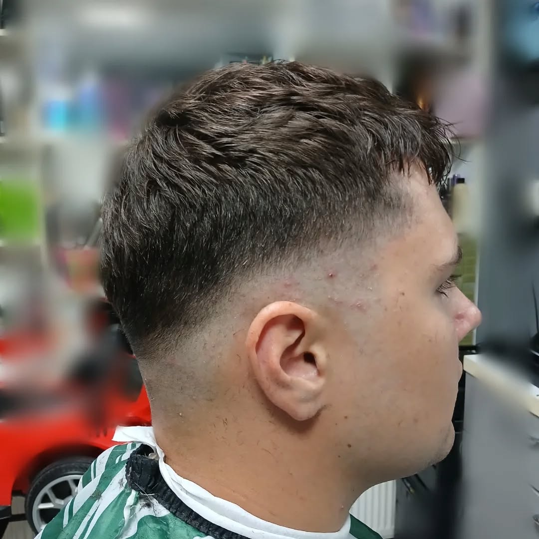 Precizno izrađen fade u salonu
