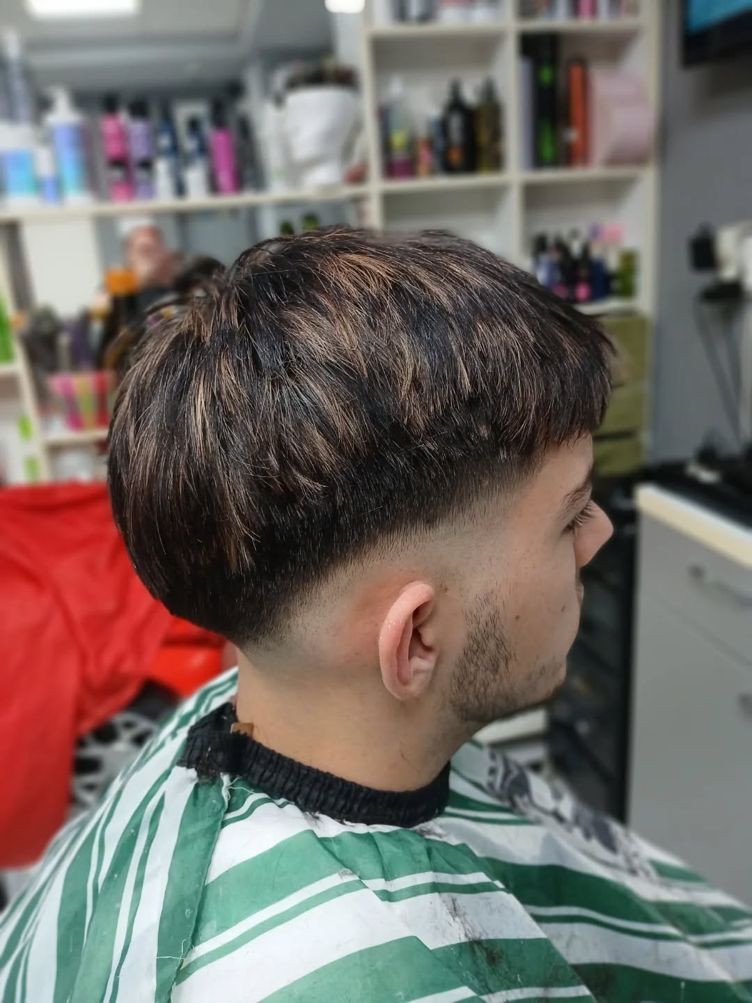 Muška kratka frizura s fade prijelazom