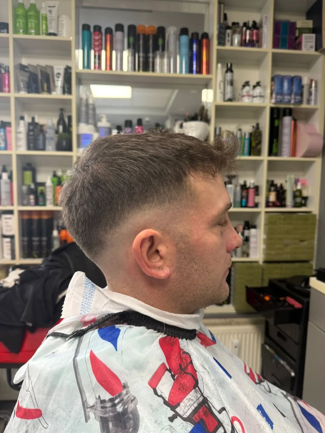 Kratka muška frizura nakon šišanja u salonu